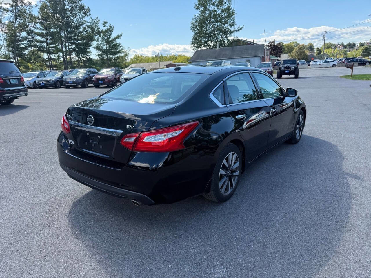 Used 2017 Nissan Altima 2.5 SV w/ Convenience Package FWD image 4