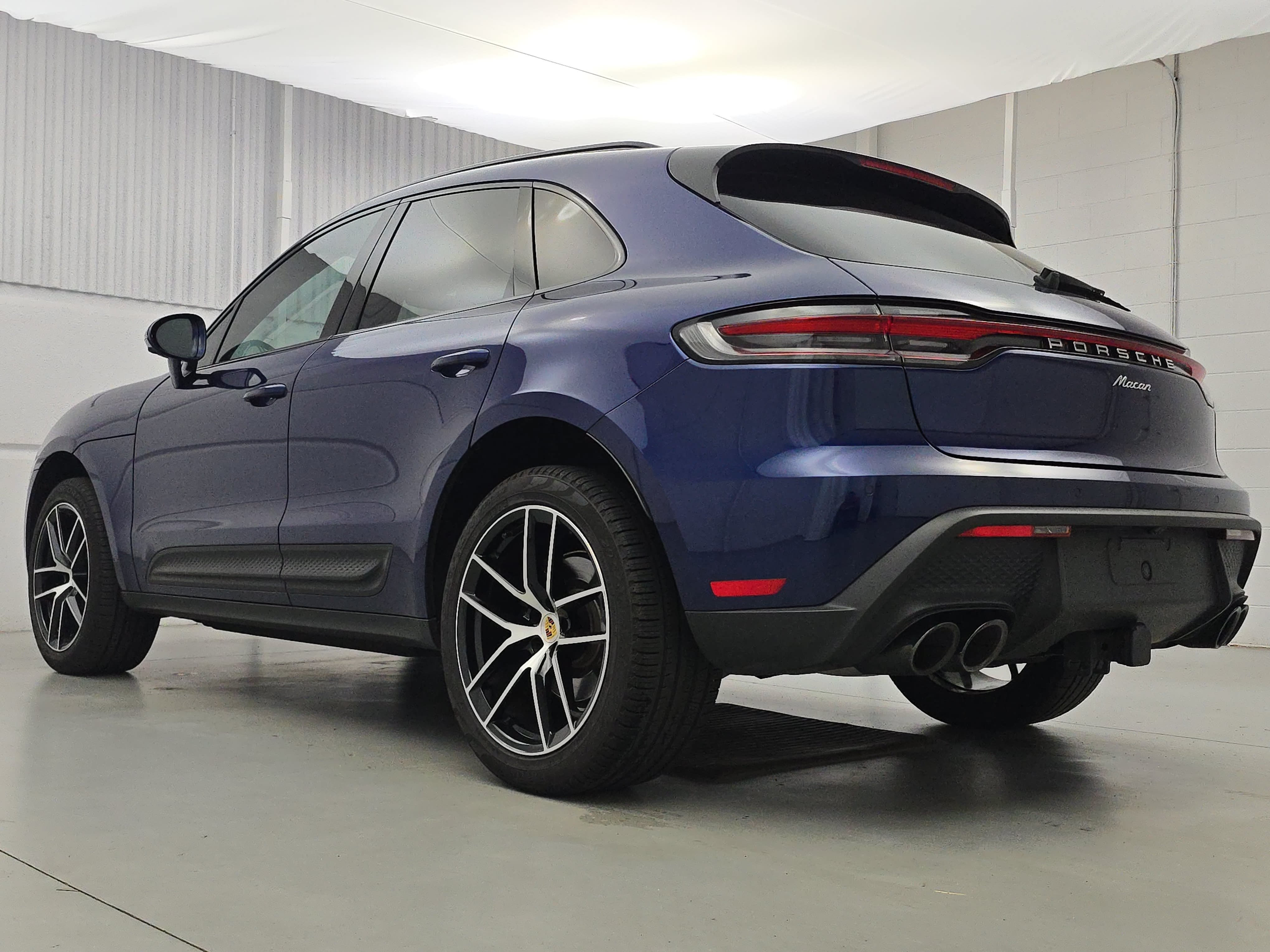 Certified 2024 Porsche Macan AWD/4WD image 3