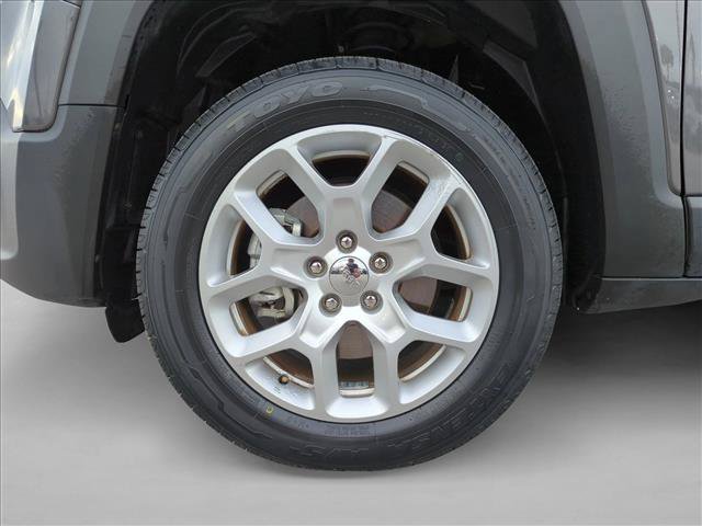 Used 2017 Jeep Renegade Latitude w/ Advanced Technology Group AWD/4WD image 23