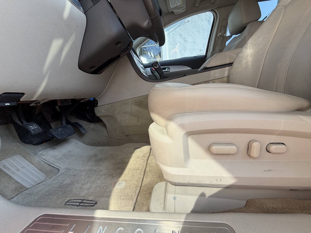 Used 2012 Lincoln MKX FWD image 11