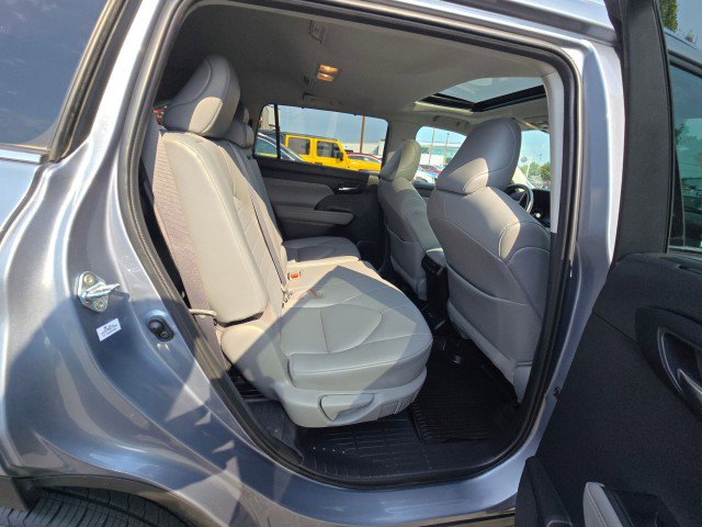 Used 2021 Toyota Highlander XLE image 14