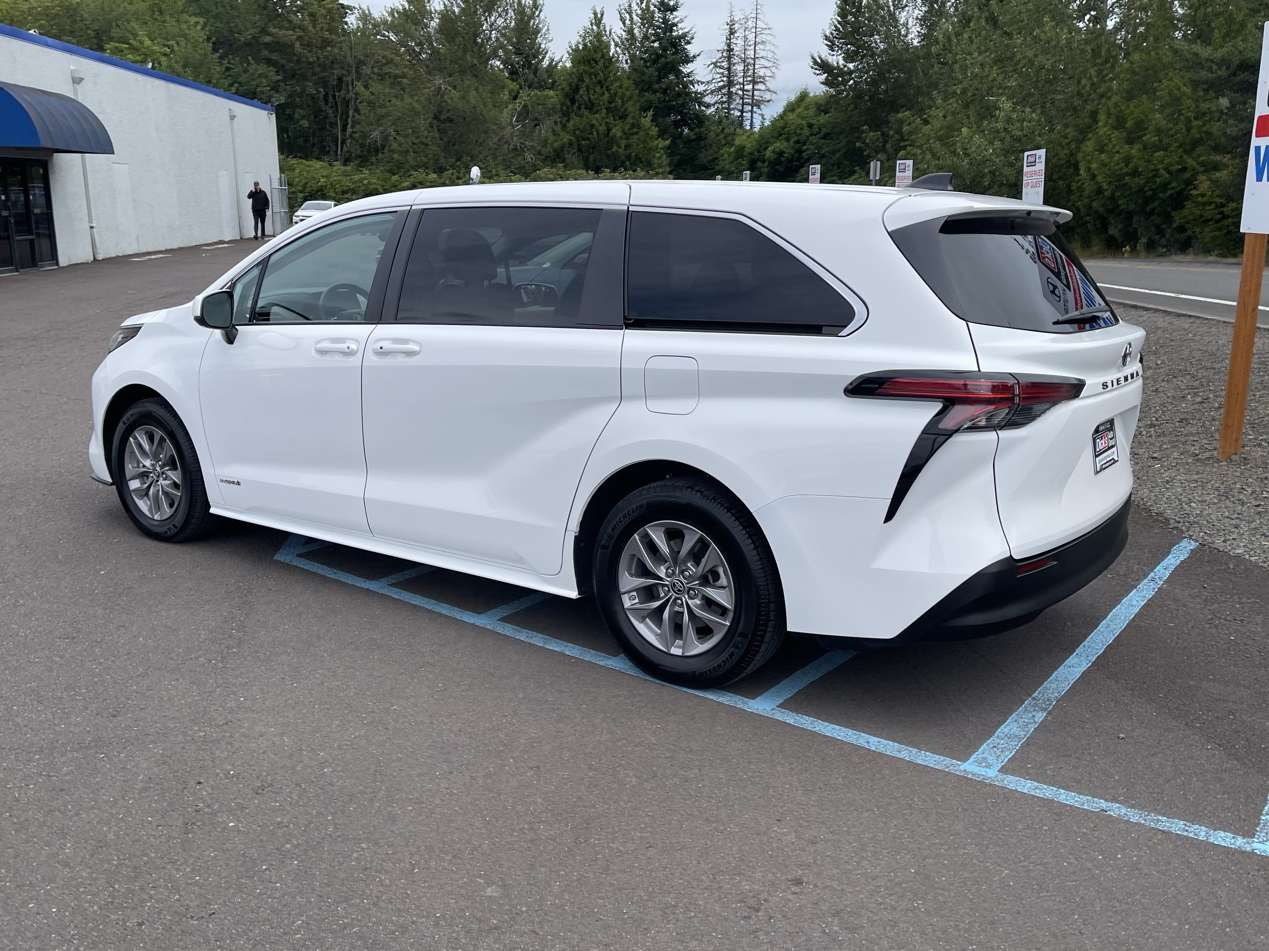 Used 2021 Toyota Sienna LE FWD image 3