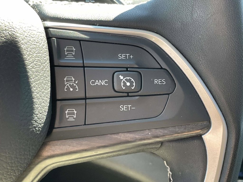 Used 2023 Jeep Grand Cherokee L Limited w/ Luxury Tech Group II AWD/4WD image 33