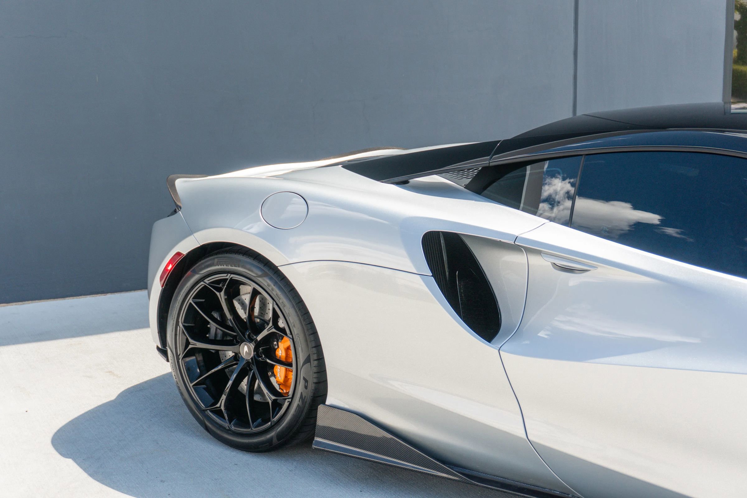 Used 2023 McLaren Artura RWD image 37