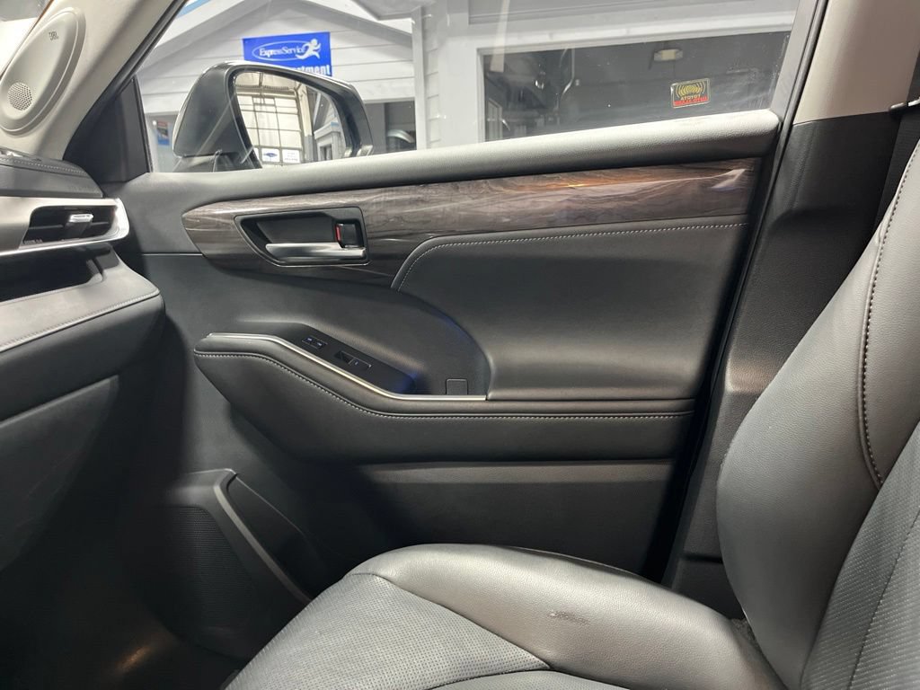 Used 2020 Toyota Highlander Limited AWD/4WD image 19