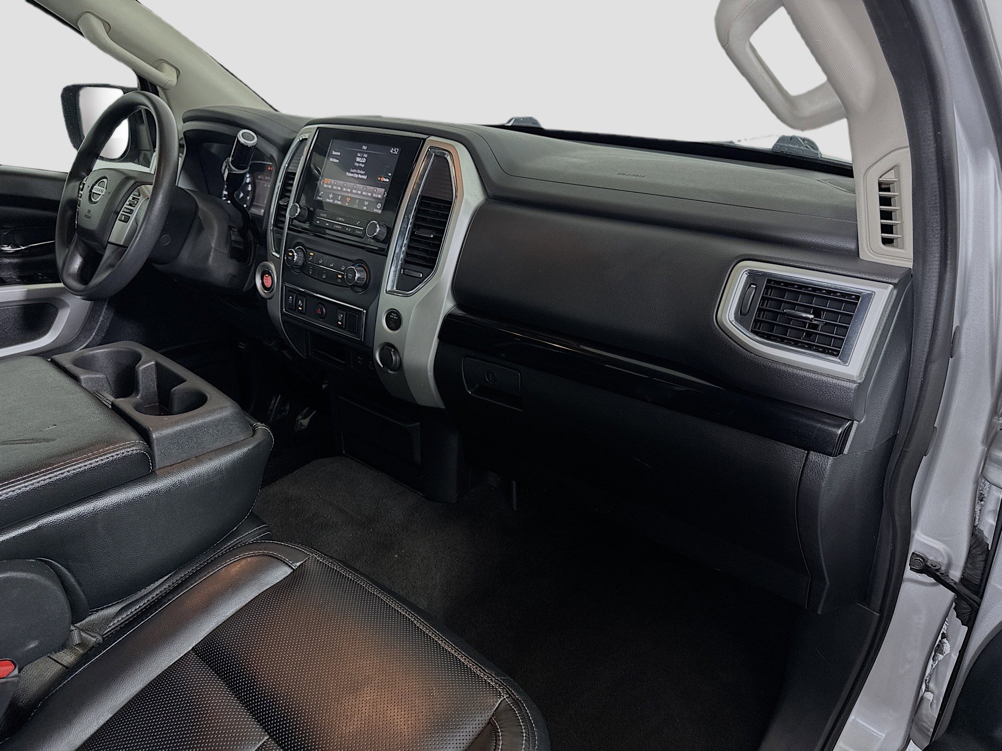 Used 2020 Nissan Titan SV image 30