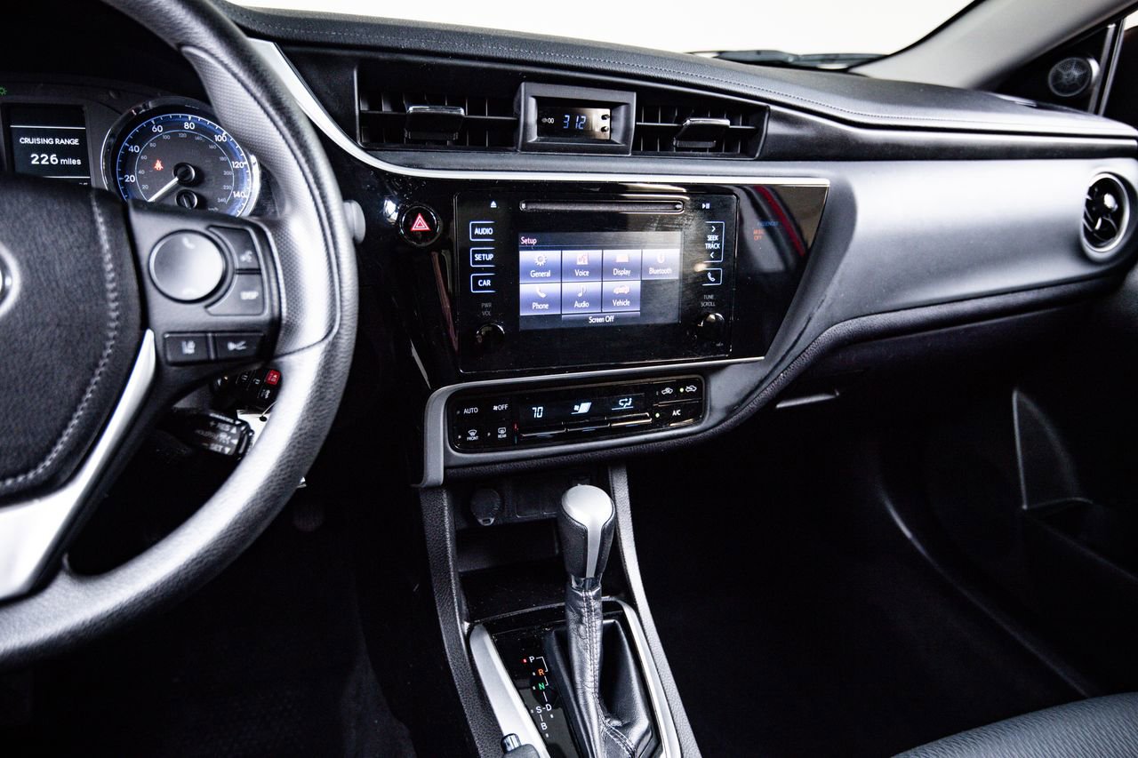 Used 2018 Toyota Corolla LE image 18