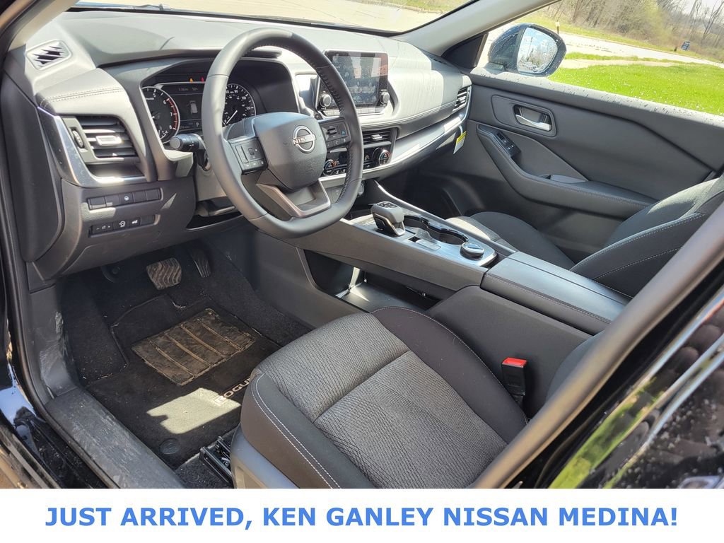 Certified 2026 Nissan Rogue SV AWD/4WD image 9