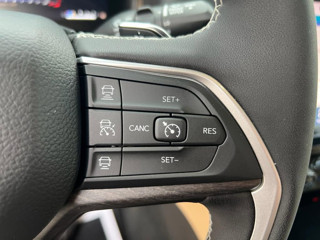 New 2024 Jeep Grand Cherokee Limited w/ Luxury Tech Group II AWD/4WD image 17