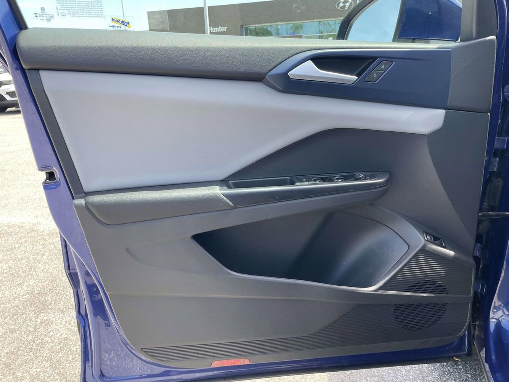 Used 2023 Volkswagen Taos SE w/ Panoramic Sunroof Package FWD image 5