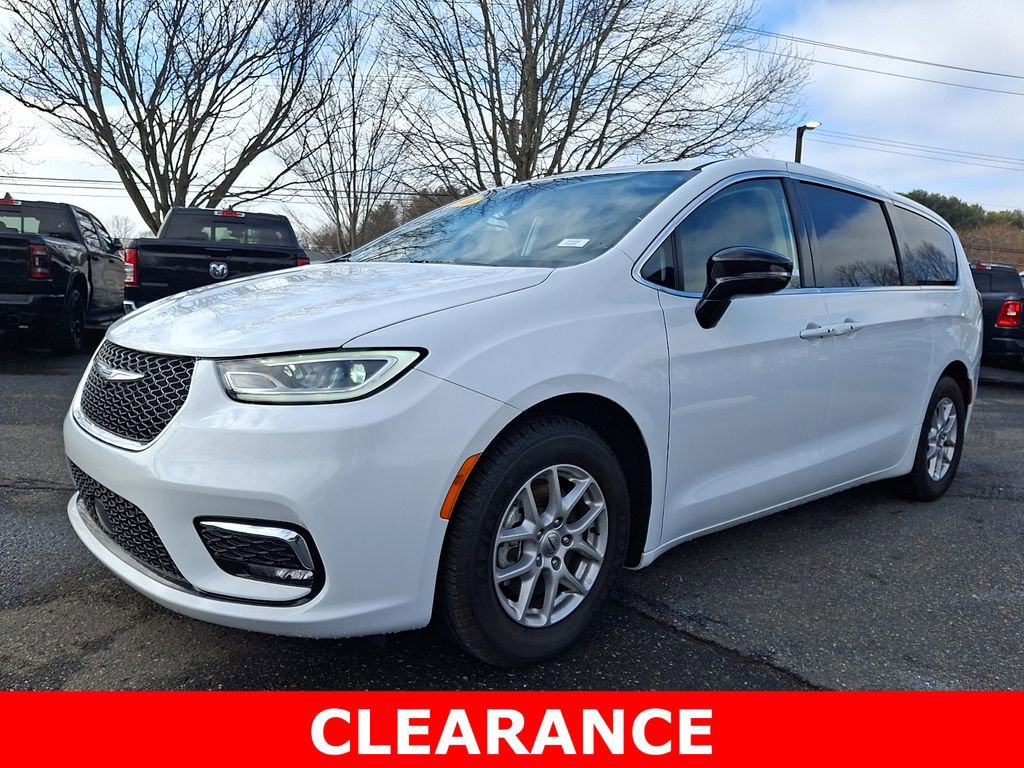 Used 2024 Chrysler Pacifica Touring-L image 3