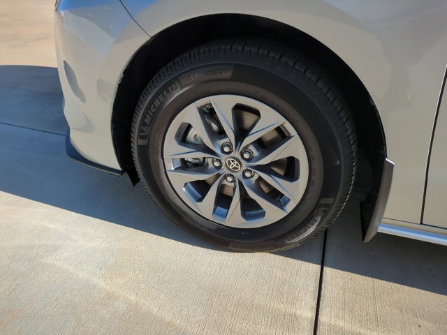 Used 2025 Toyota Sienna XLE image 24