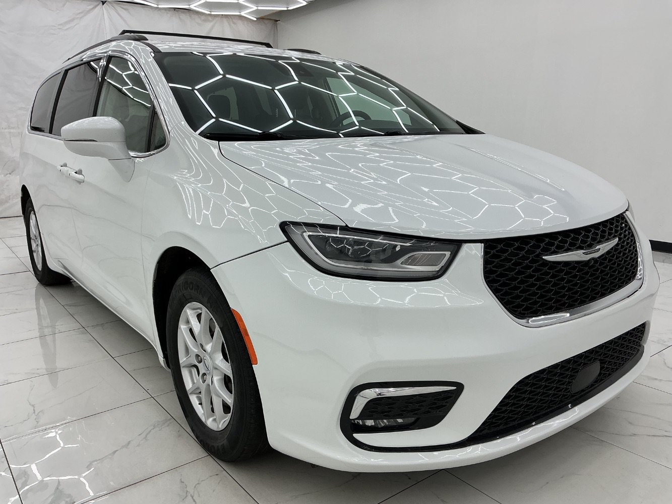 Used 2022 Chrysler Pacifica Touring-L FWD image 3