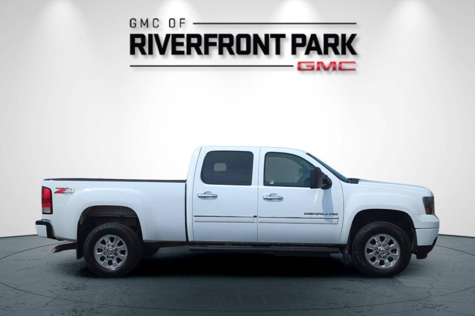 Used 2014 GMC Sierra 2500 Denali AWD/4WD image 2