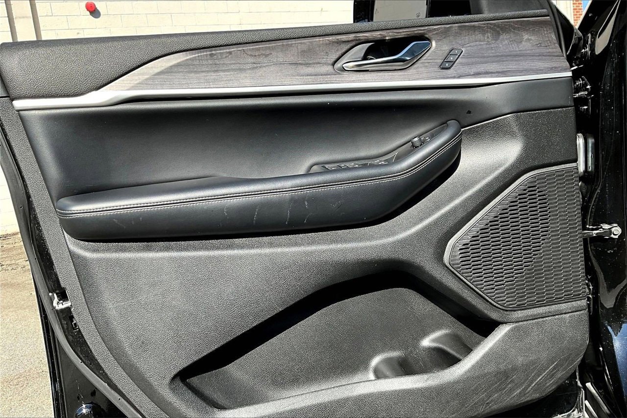 Certified 2024 Jeep Grand Cherokee Limited image 25