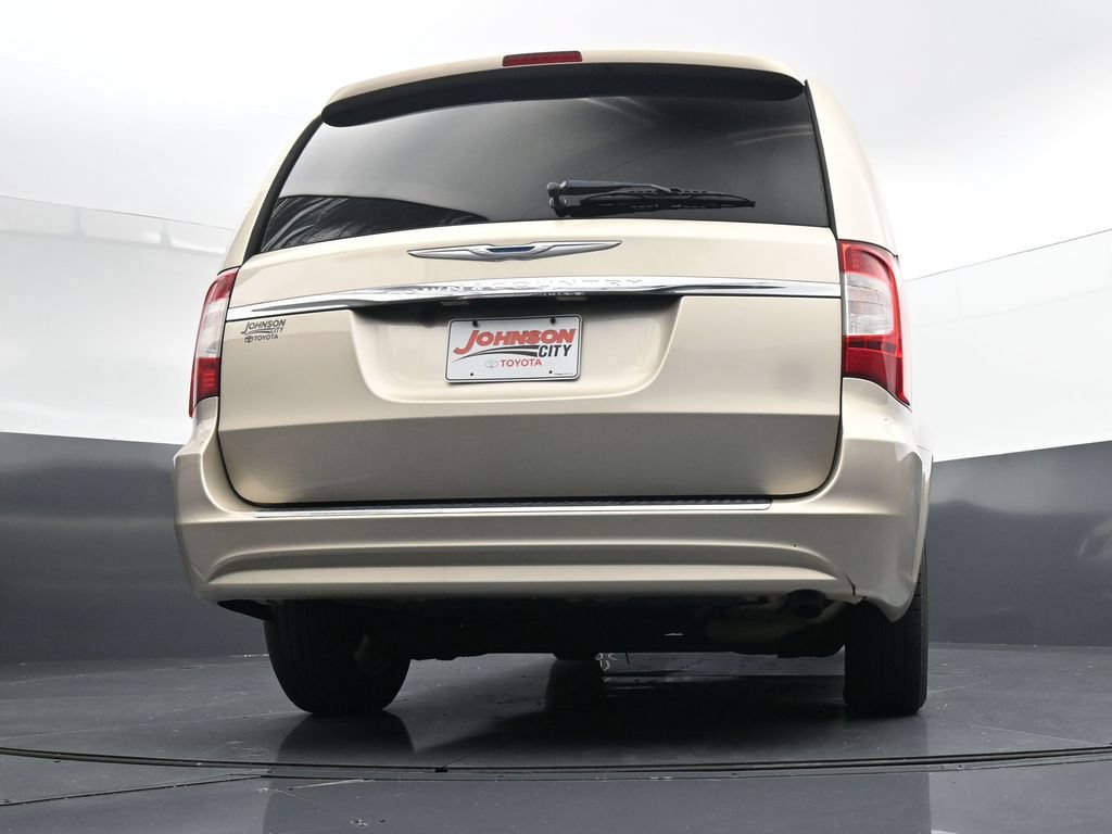 Used 2014 Chrysler Town & Country Touring FWD image 29