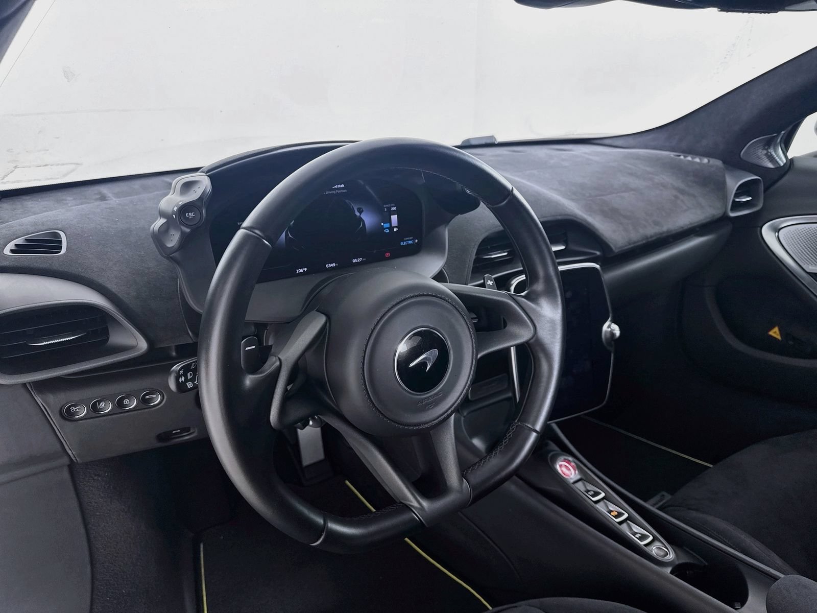 Used 2023 McLaren Artura RWD image 6