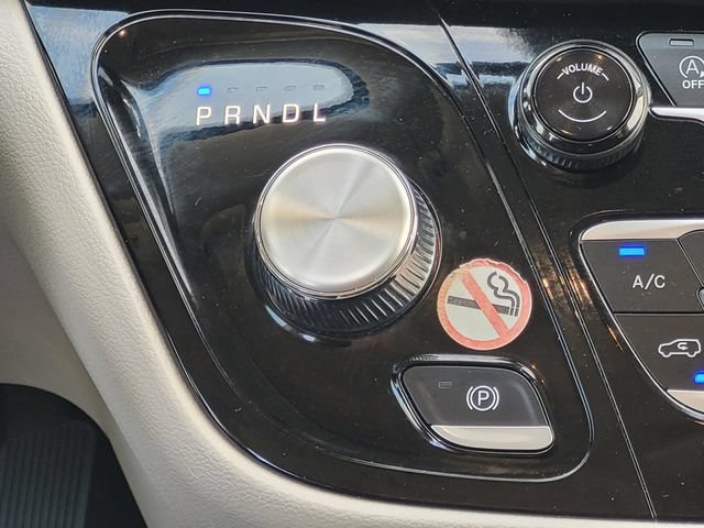 Used 2024 Chrysler Pacifica Touring-L FWD image 17