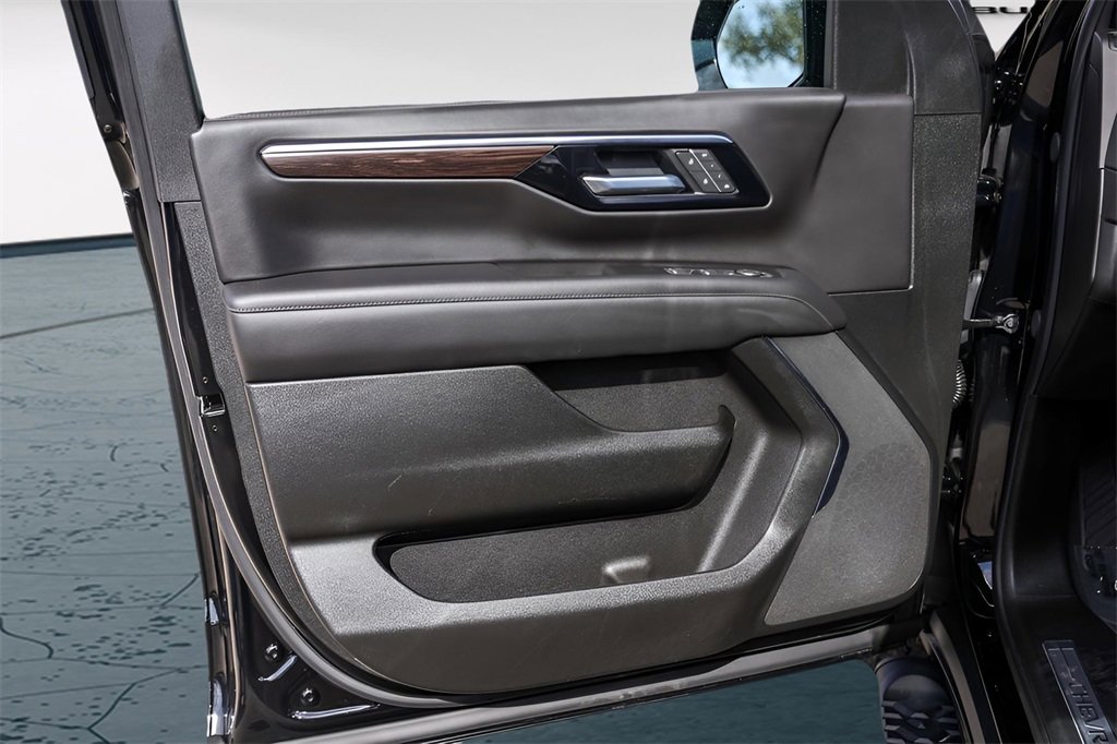 Used 2025 Chevrolet Suburban Z71 image 26