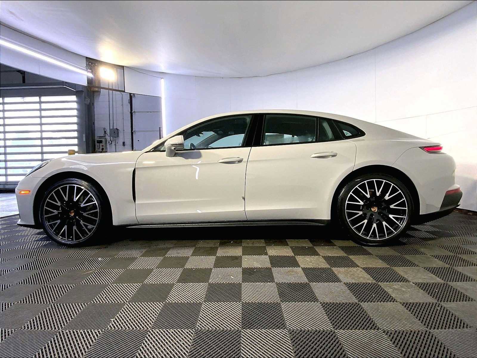 New 2026 Porsche Panamera 4 image 2
