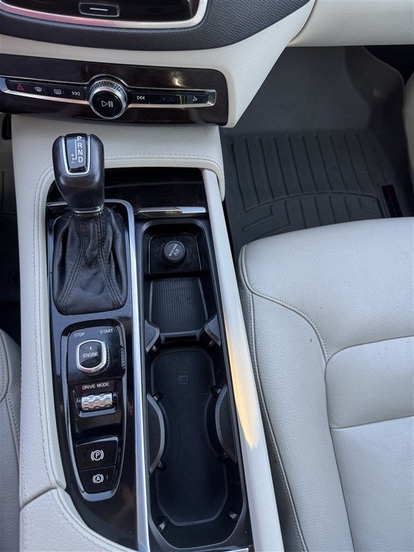 Used 2017 Volvo XC90 T6 Momentum w/ Vision Package AWD/4WD image 21