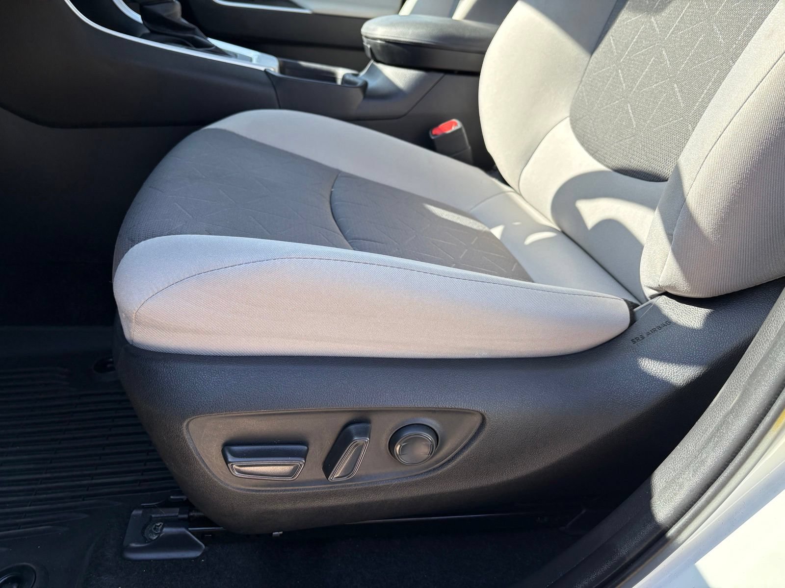 Used 2022 Toyota RAV4 XLE FWD image 27