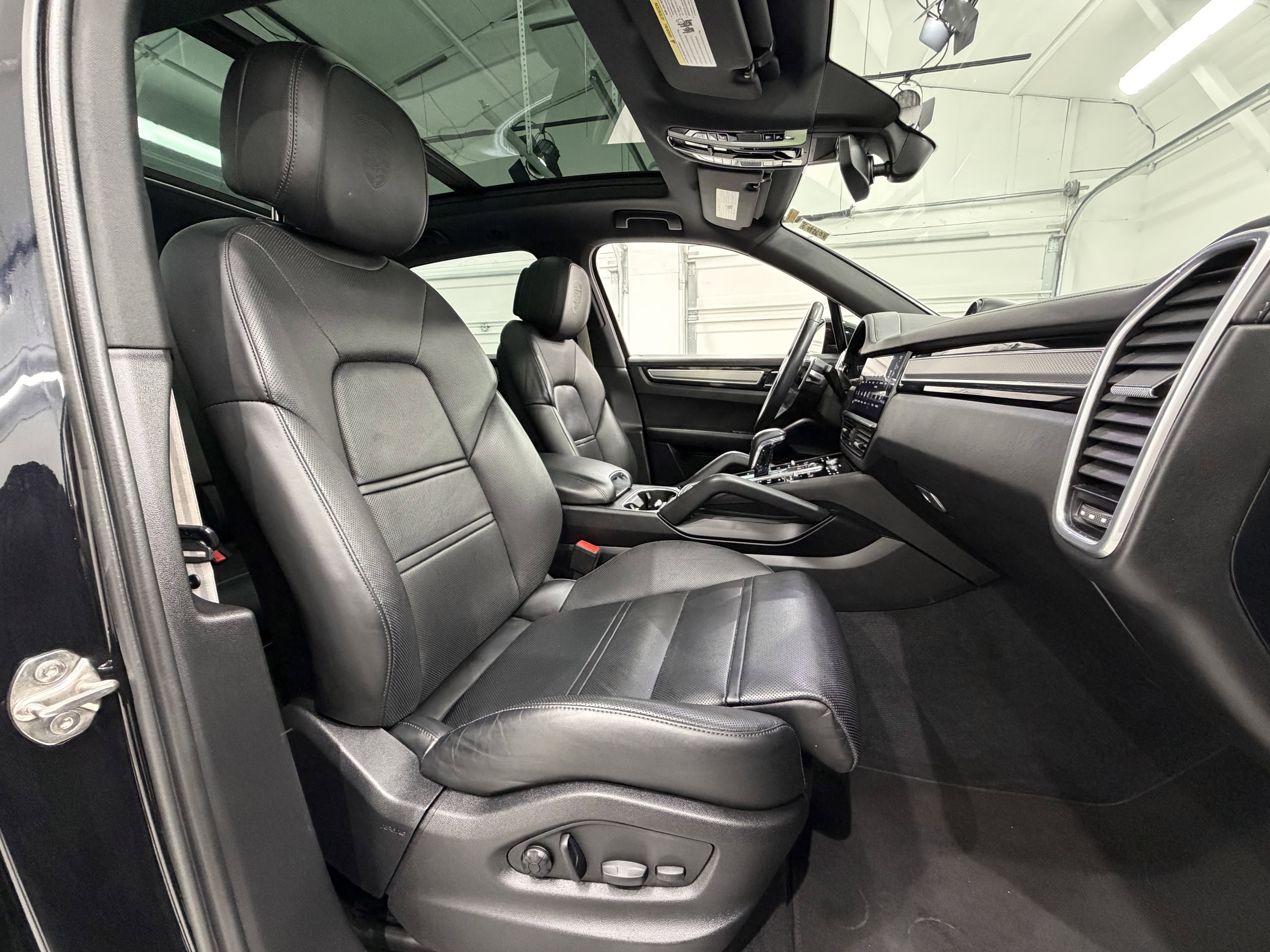 Certified 2022 Porsche Cayenne Platinum Edition image 23
