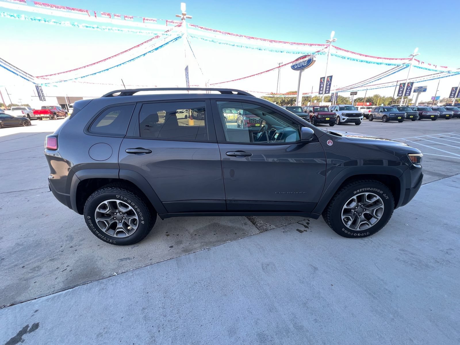 Used 2020 Jeep Cherokee Trailhawk AWD/4WD image 2