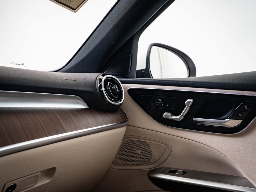 Used 2025 Mercedes-Benz C 300 4MATIC Sedan image 33