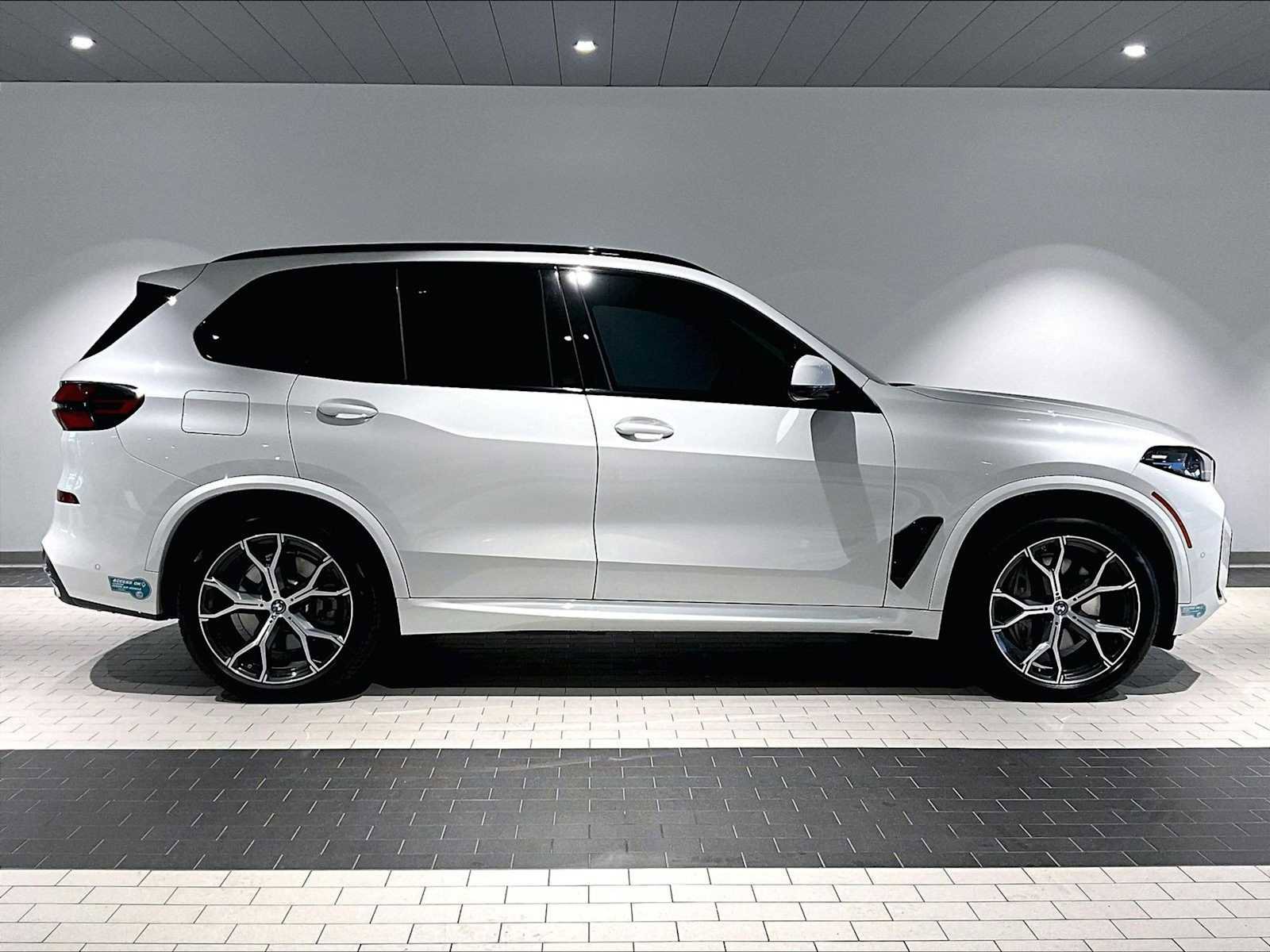 Used 2025 BMW X5 xDrive50e w/ M Sport Package image 11