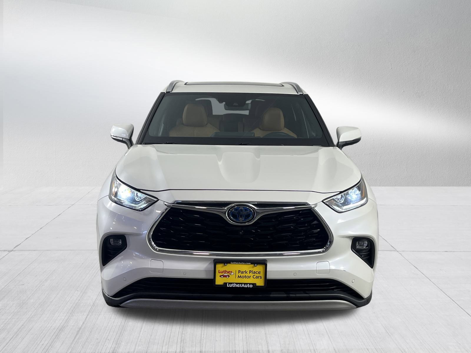 Used 2021 Toyota Highlander Platinum image 2