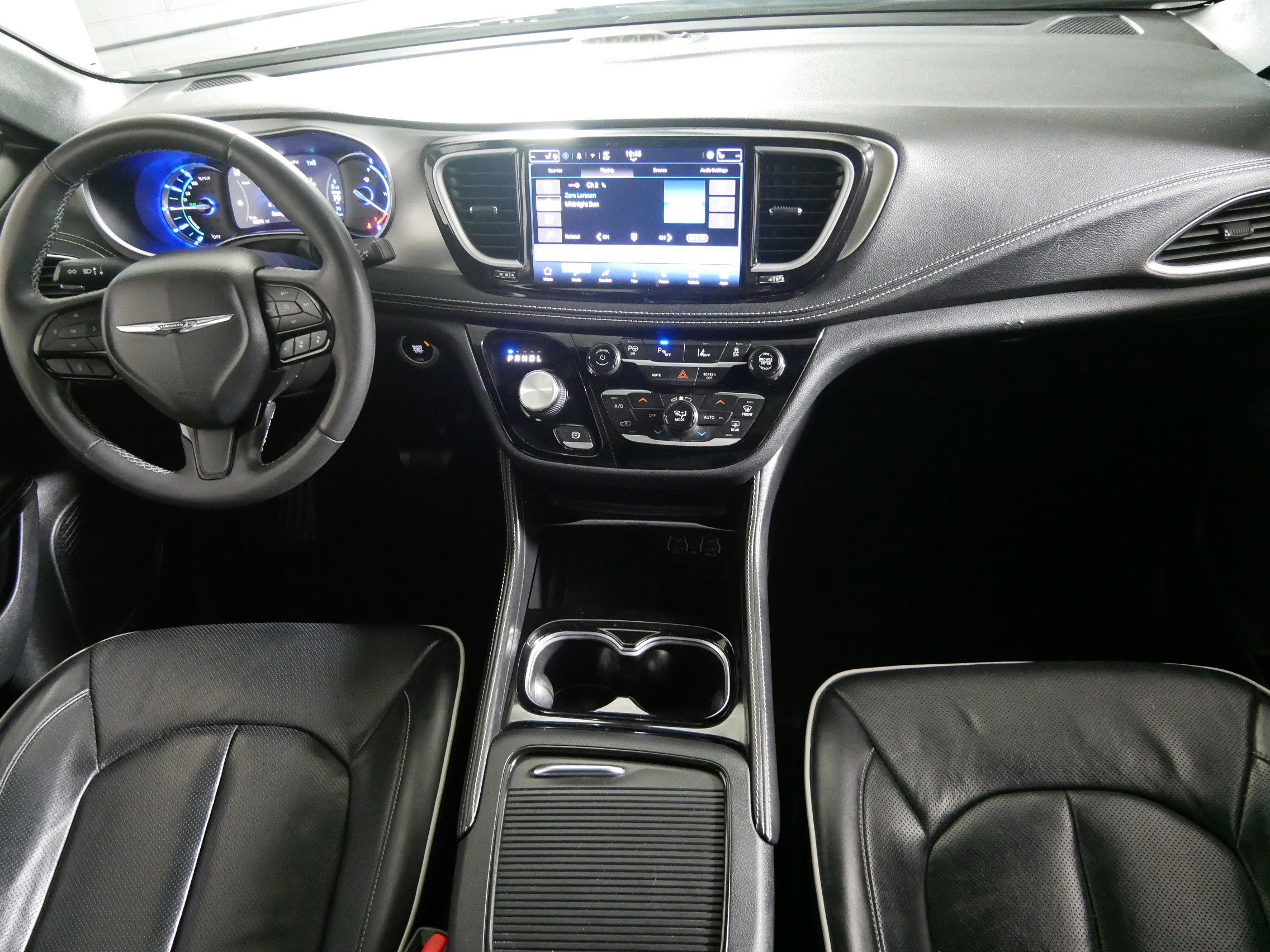 Used 2024 Chrysler Pacifica Premium FWD image 10