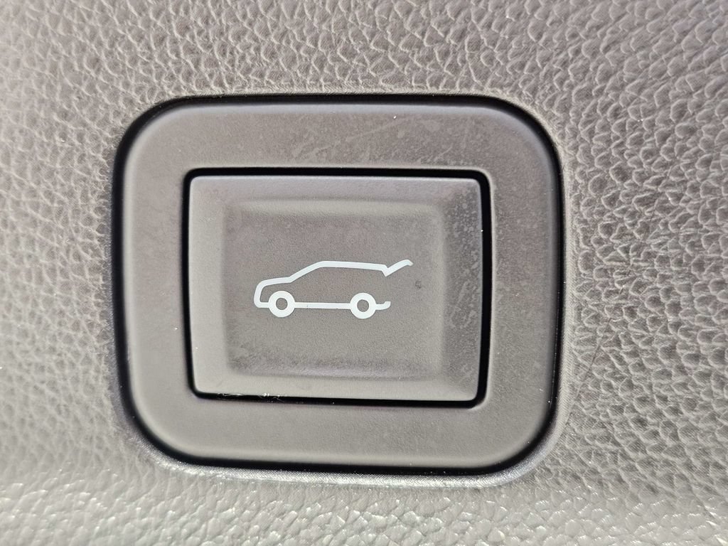 Used 2025 Chevrolet Tahoe Premier RWD image 14