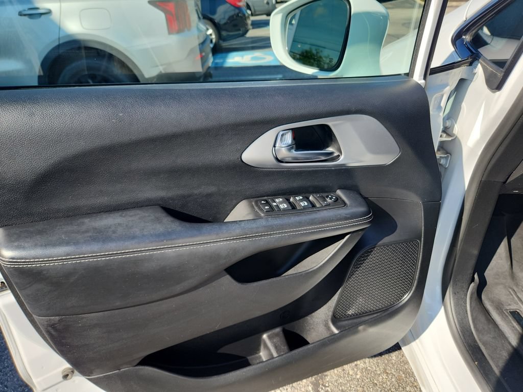 Used 2019 Chrysler Pacifica Touring-L Plus w/ S Appearance Package FWD image 11