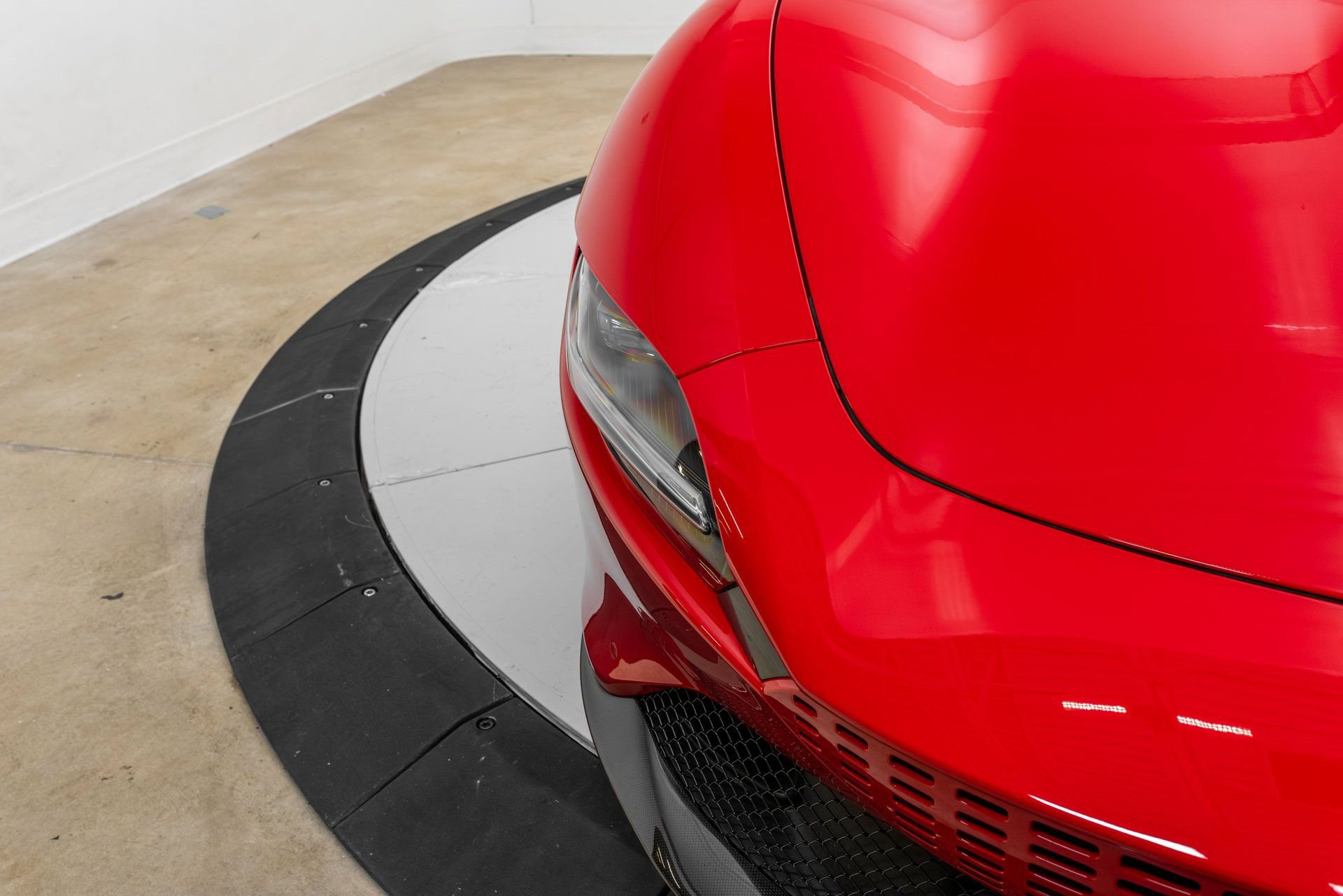 Certified 2025 Ferrari Roma Spider RWD image 44