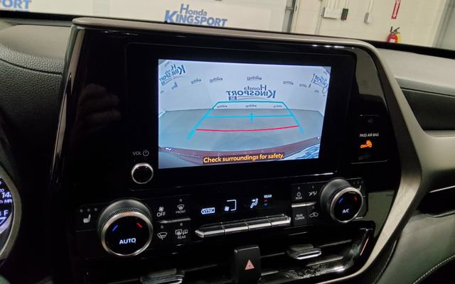 Used 2023 Toyota Highlander XLE FWD image 22