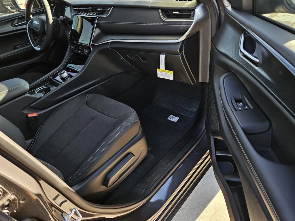 New 2026 Jeep Grand Cherokee L 2WD image 8