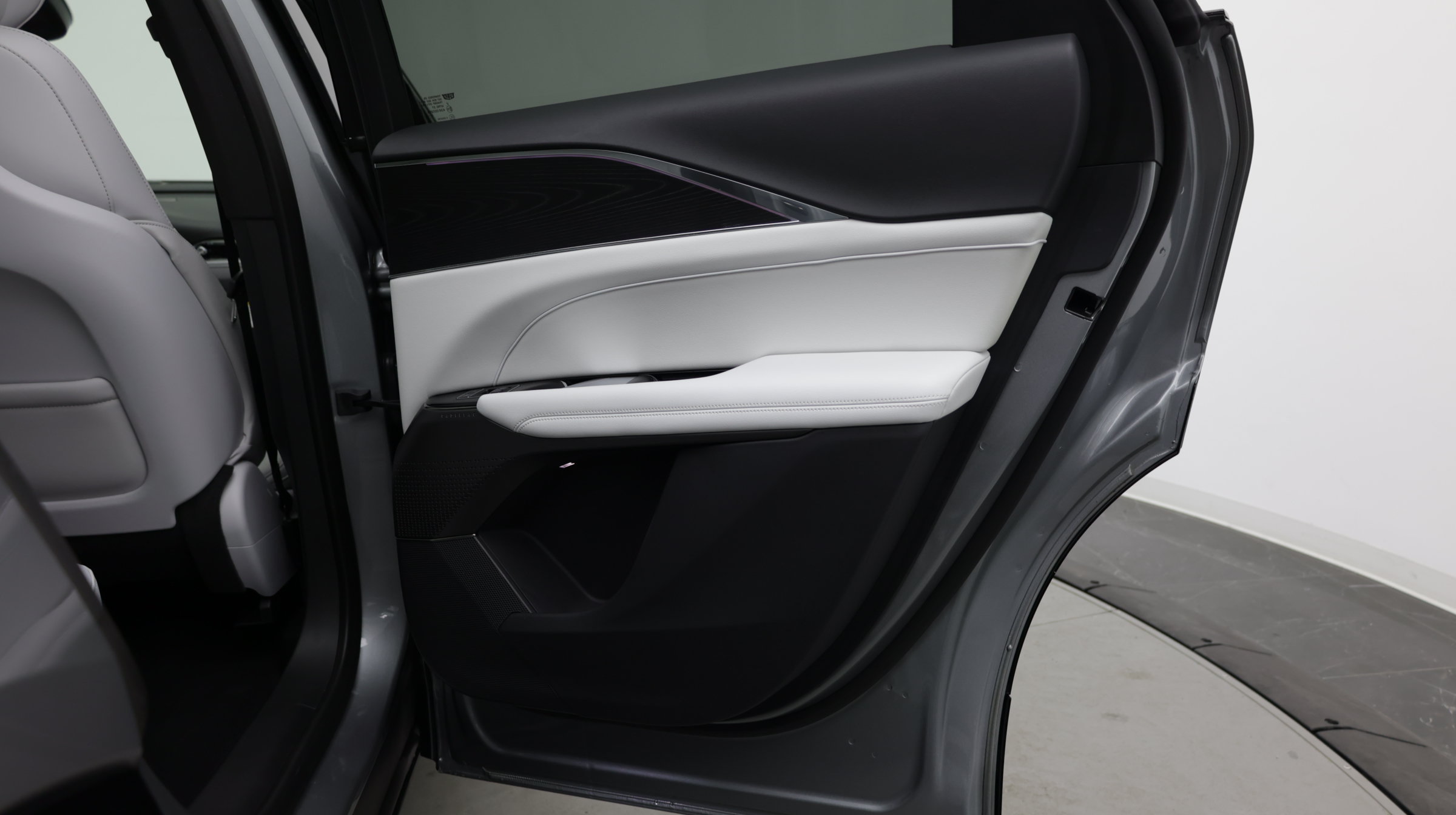 Used 2024 Cadillac Lyriq Luxury RWD image 38
