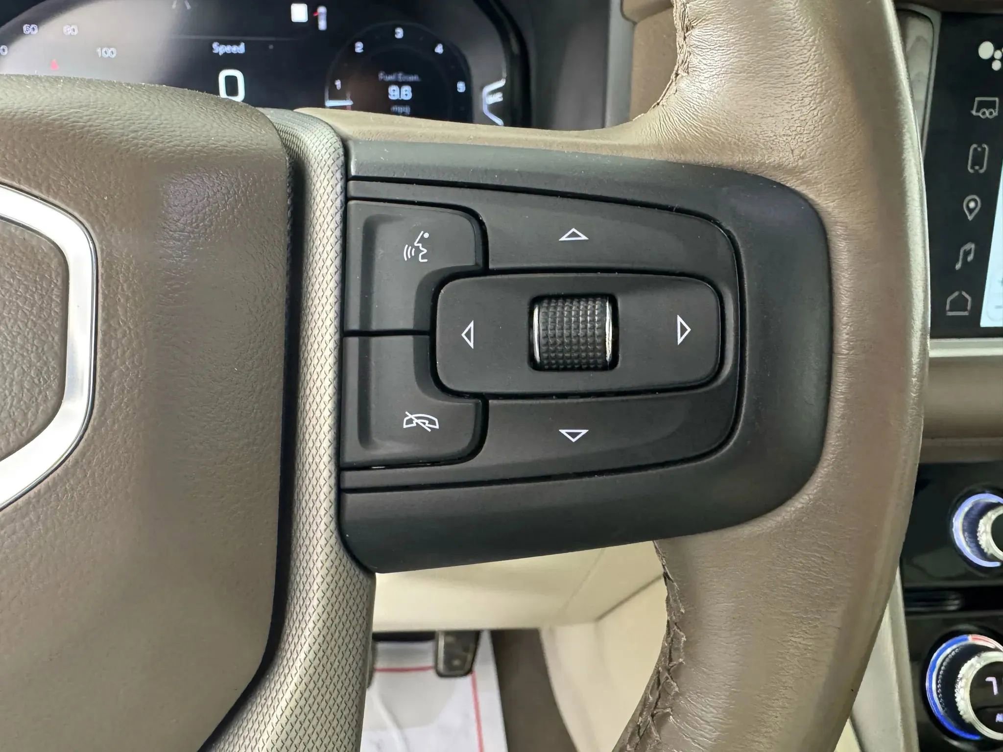 Used 2022 GMC Yukon XL Denali w/ Denali Premium Package image 18