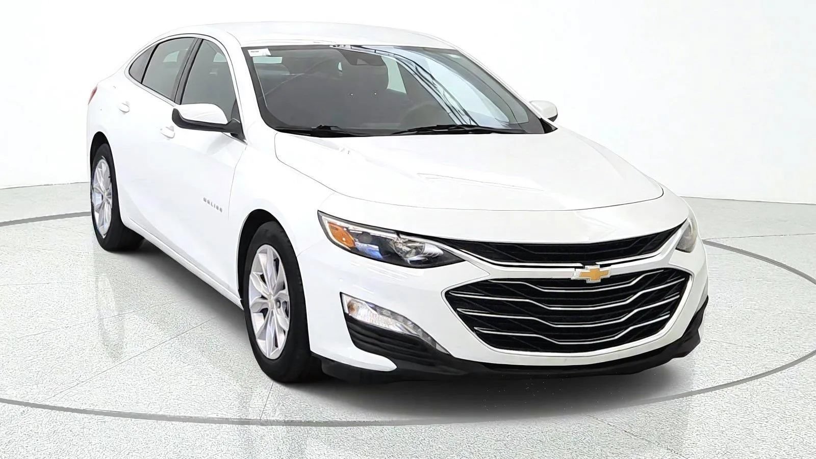 Used 2025 Chevrolet Malibu LT FWD image 2