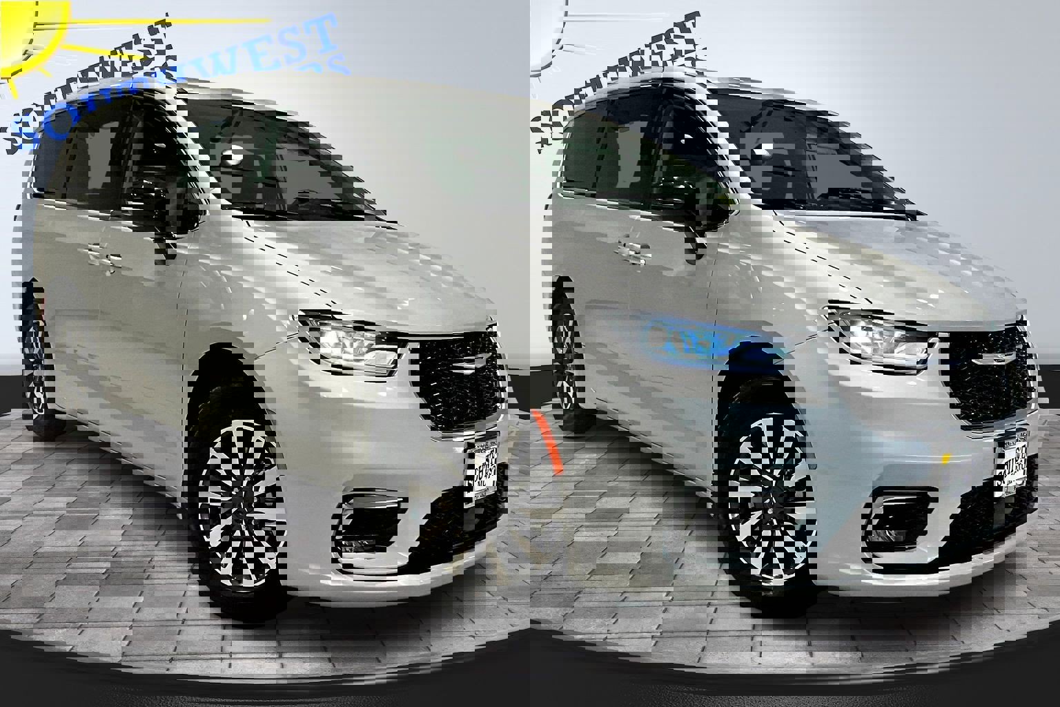 Used 2024 Chrysler Pacifica Select image 3