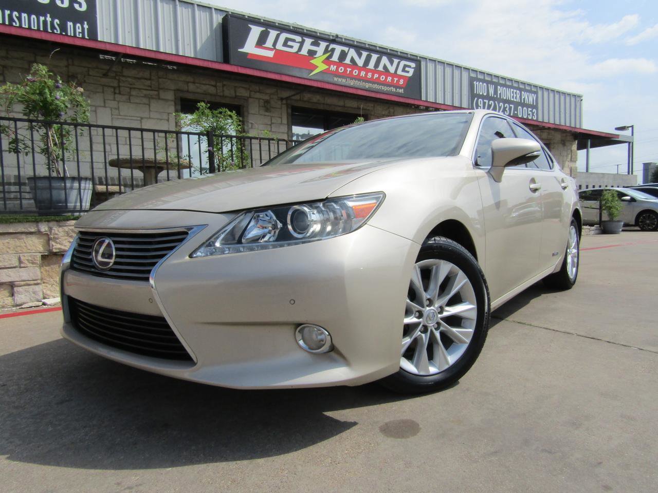 Used 2015 Lexus ES 300h w/ Premium Package w/Bamboo Trim FWD image 1