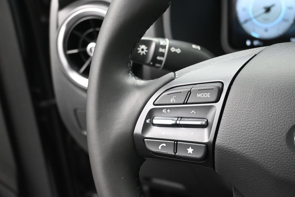Used 2022 Hyundai Kona Limited FWD image 3