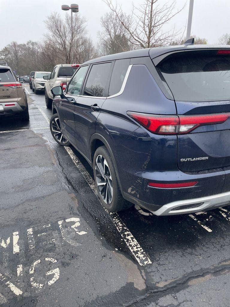 Used 2024 Mitsubishi Outlander SE image 2