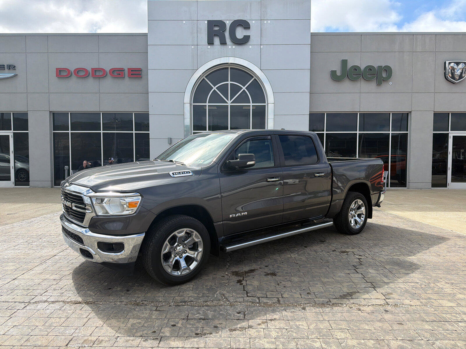 Used 2020 RAM 1500 4x4 Crew Cab image 1