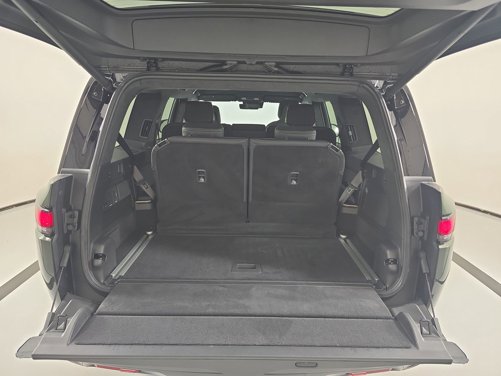 Used 2025 Rivian R1S Premium image 15