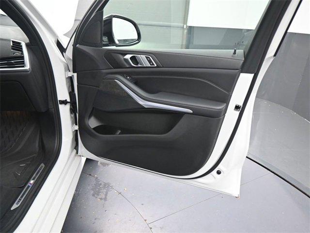 Used 2022 BMW X5 xDrive40i w/ M Sport Package image 11
