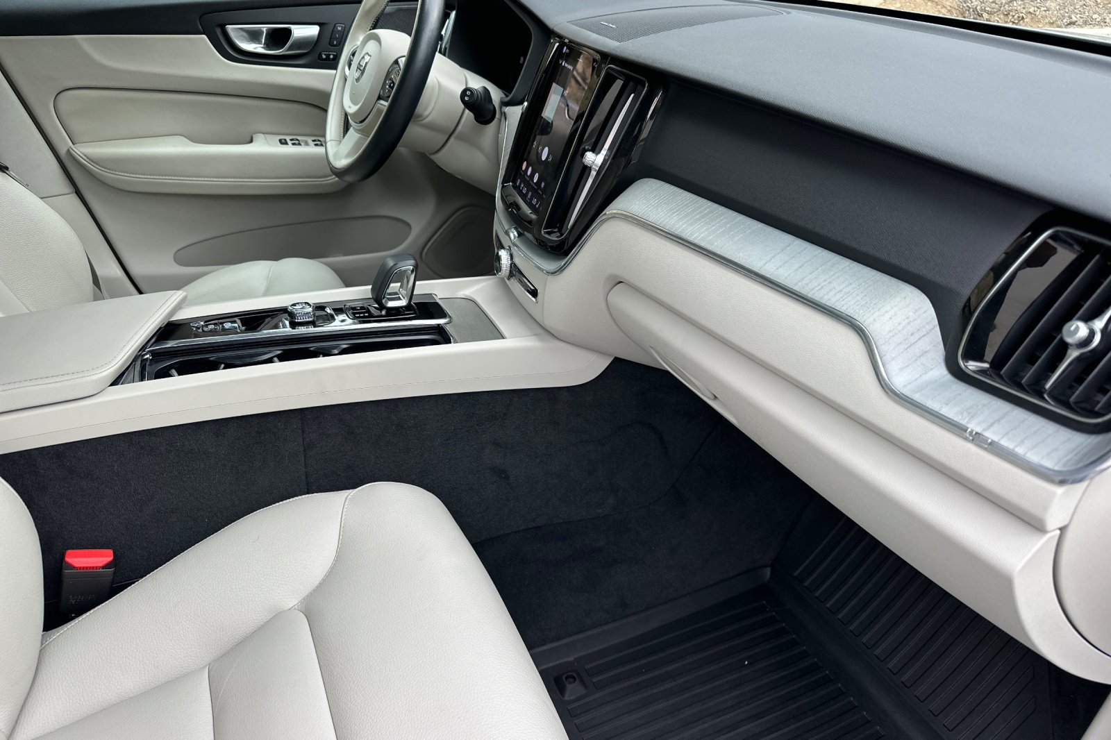 Certified 2024 Volvo XC60 B5 Plus w/ Protection Package Premier AWD/4WD image 19