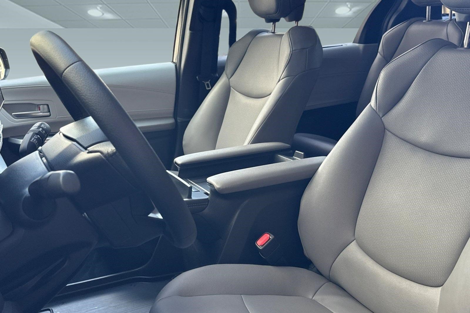 Used 2026 Toyota Sienna XLE FWD image 5