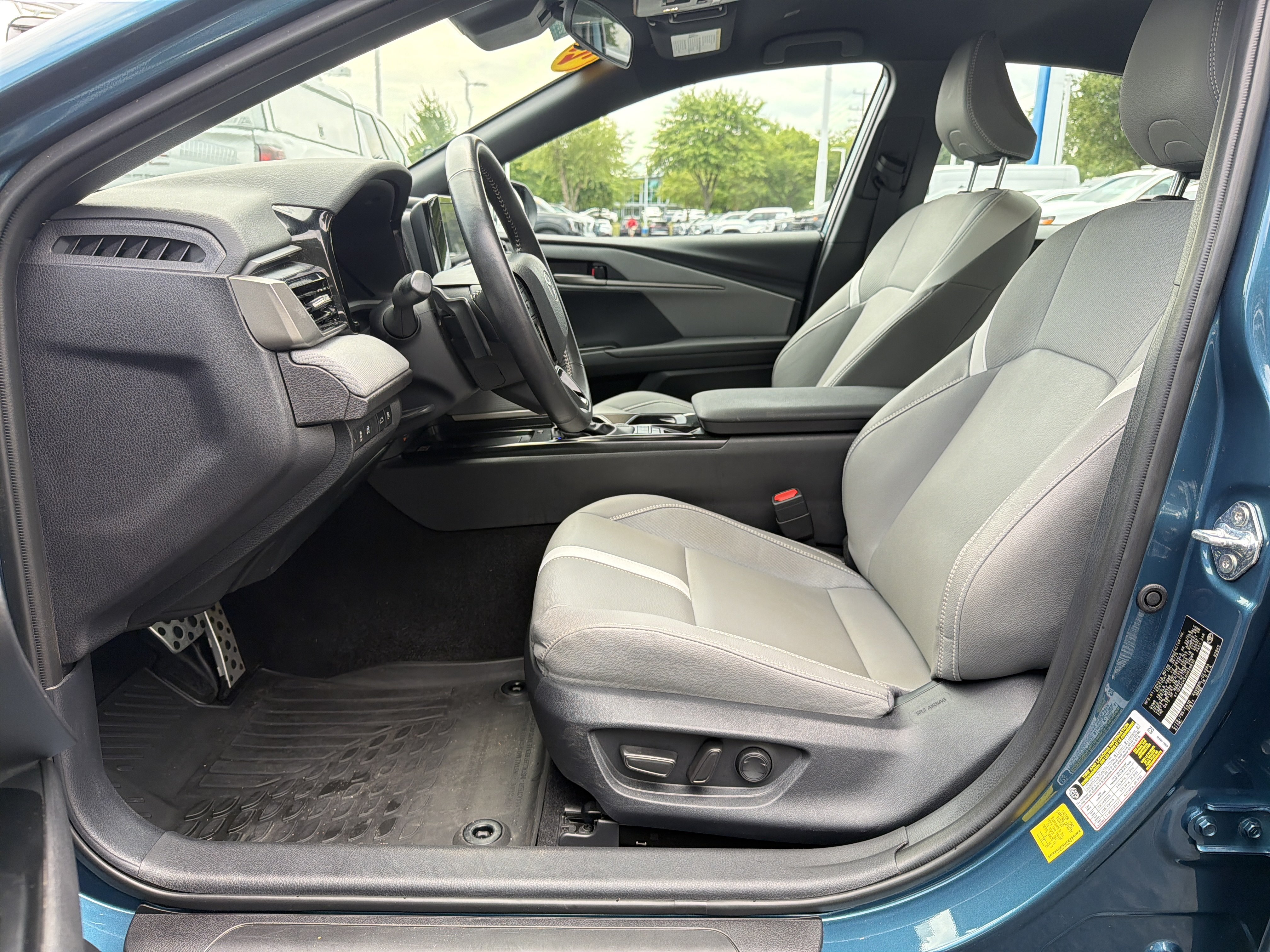 Used 2025 Toyota Camry SE FWD image 16